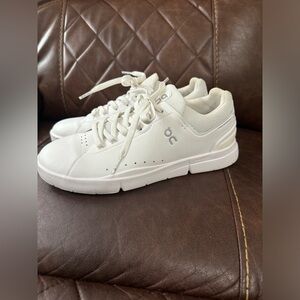 On Cloud Women’s The Roger Advantage White Tennis Shoe Size 9.5